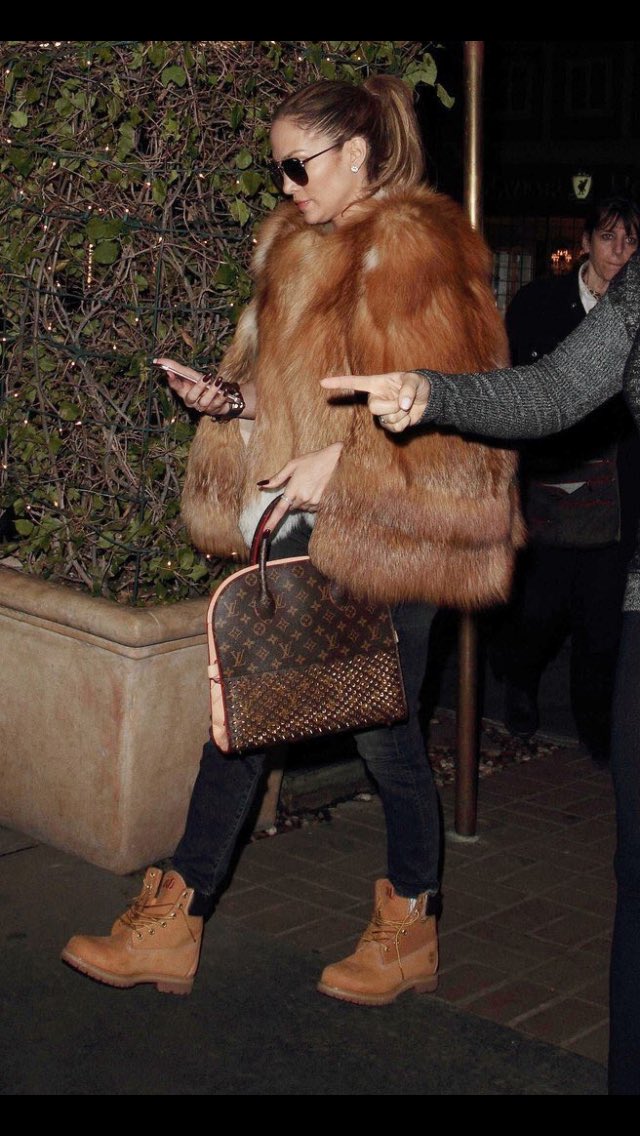 DrSamDPM's tweet photo. #samebag #samegirl @JLo #fromdaytoevening https://t.co/lAmfgvTHLk