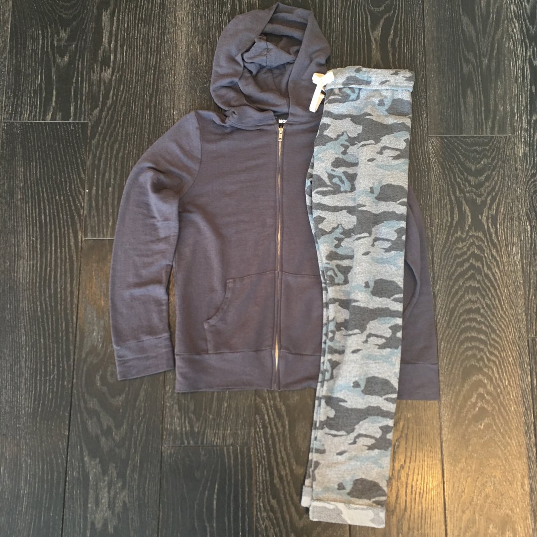 WillowBoulder's tweet photo. Getting into holiday mode with the world's most comfy #OOTD. #holiday #holidaymode #comfort #comfortable #comfy #luxe #leisure #cozy #relax https://t.co/kHBcbYdpyc