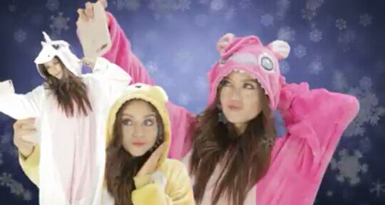 Michelle3522356's tweet photo. Terminando de ver el vídeo de @karolsevilla, esta hermoso😍😍 Karol https://t.co/IVv3osrke2