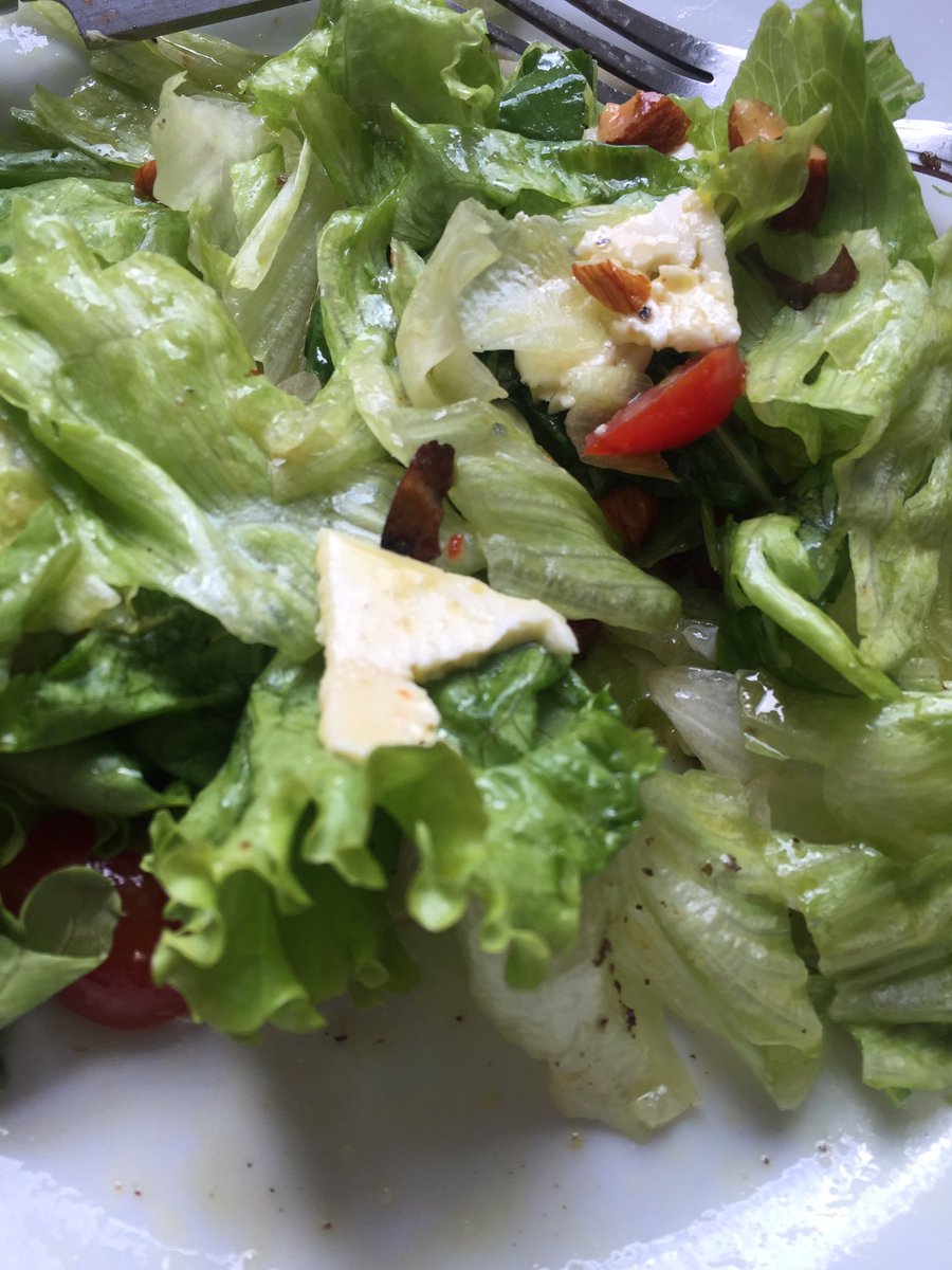 MPQ's tweet photo. Saladinha do la guapa em casa thanks to @UberEATS. Agora só falta aceitar ticket hihihi #UberEATS https://t.co/3Xcypq5A4q