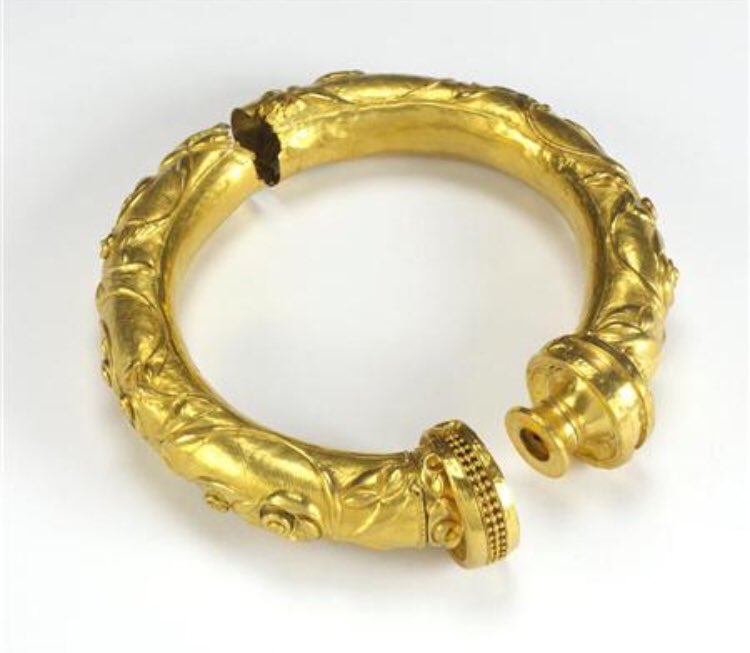 RobertBohan's tweet photo. Celtic La Téne style artefacts found nr Lough Foyle, Ireland (ca. 100BCE)
#BroighterHoard #IrishArt #Gold https://t.co/i1OHq94J49