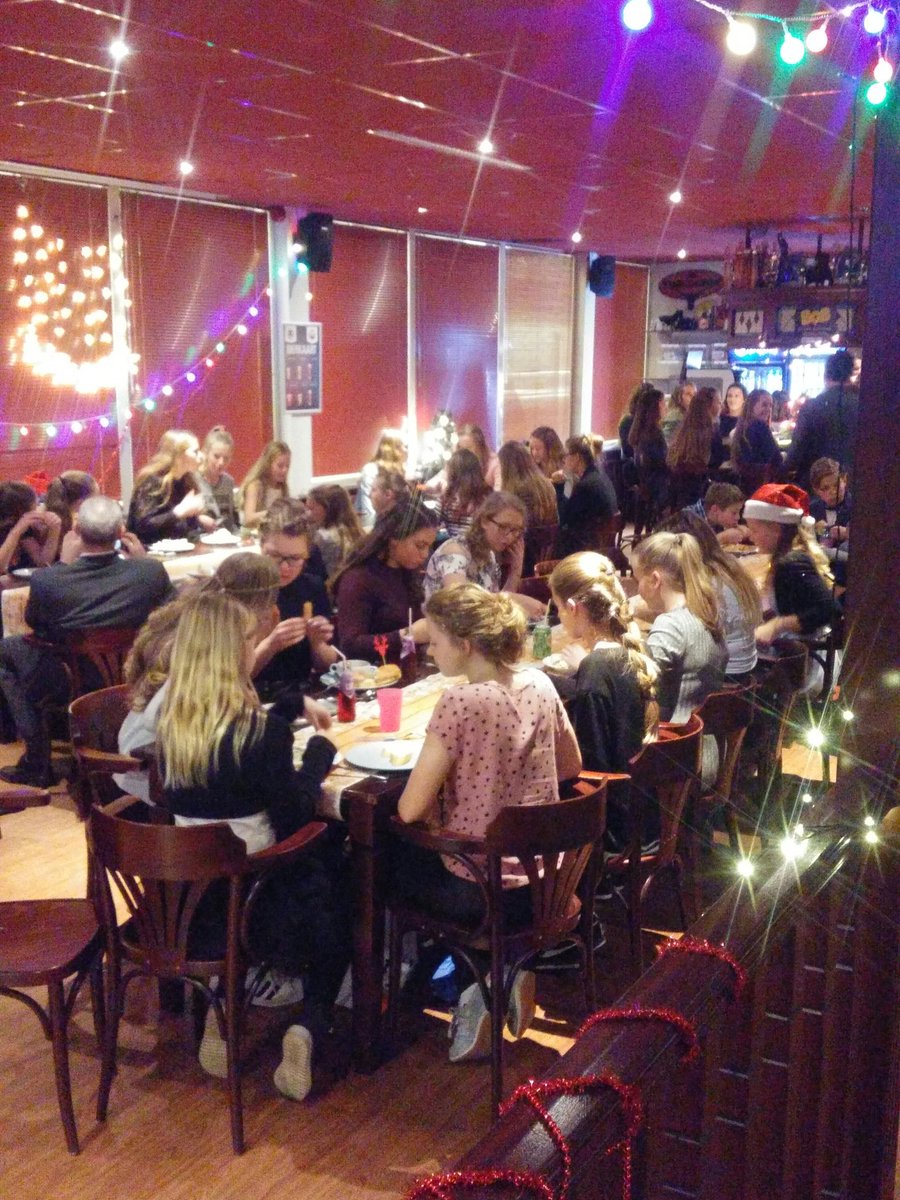 TaurusVolleybal's tweet photo. Kersrdiner voor de jeugd bij Taurus. Zelf eten gekookt en gebakken. https://t.co/XA7IBxgJRX