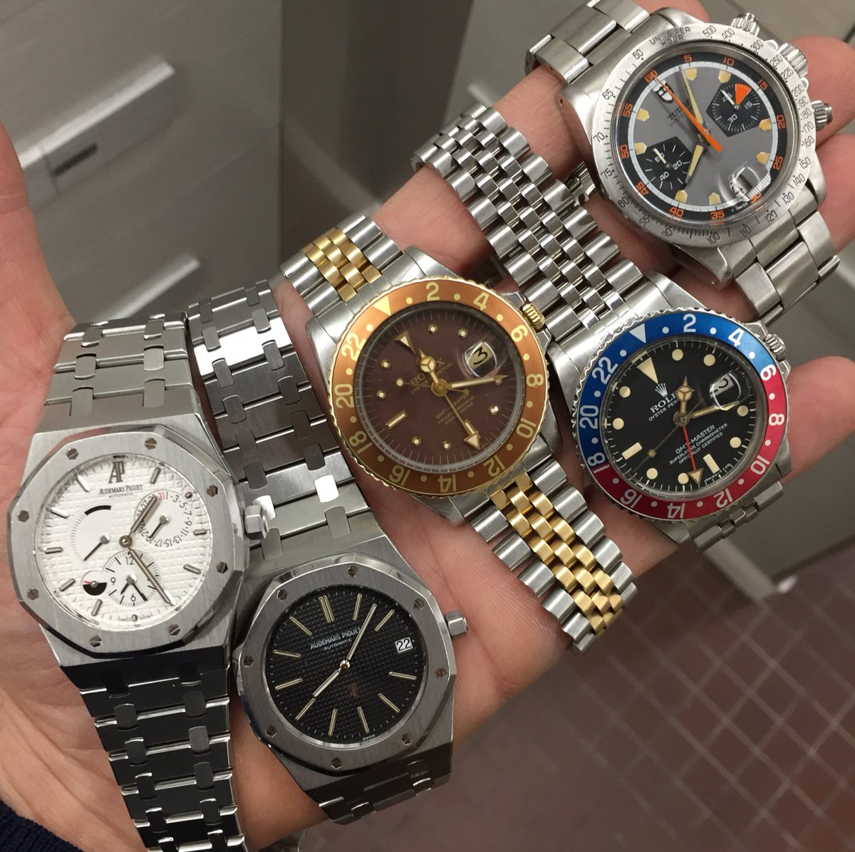 Hands full of icons #watch #AP #audemars #rolex #vintagerolex #tudor #royaloak #gmtmaster #wristshot