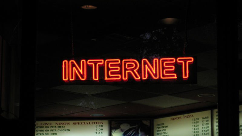 GizmodoES's tweet photo. 👏 Canadá declara el acceso a Internet de alta velocidad un derecho básico con un mínimo de 50Mbps https://t.co/QQgoqDLbct https://t.co/IXTrplSA1s