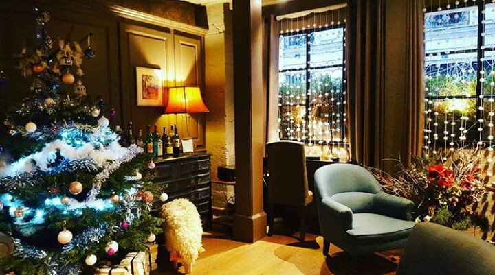 HOTELVERNEUIL's tweet photo. One day to D-day ! Get ready for #Christmas and #SantaClaus  🎅 @HOTELVERNEUIL wishes you a merry Christmas 🎄 🎁 https://t.co/rwtRIohYEK