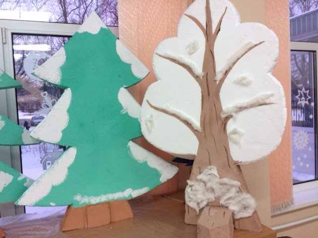 Дошкольная группа Центра  готовит реквизит для Новогоднего утренника.