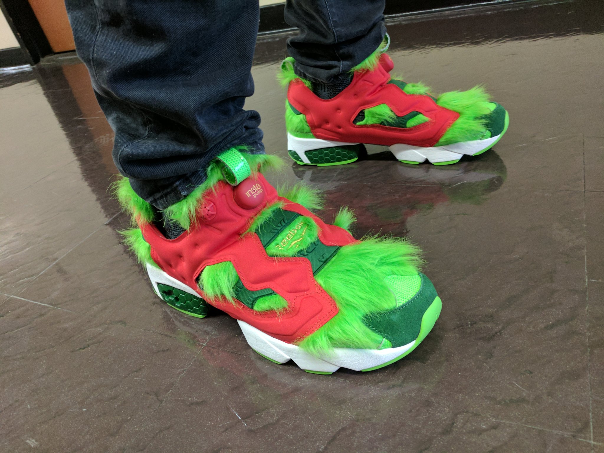 Grader celsius analog diameter Aníbal on Twitter: "@ComplexSneakers Reebok Grinch.  https://t.co/xU44Rj9kMW" / Twitter