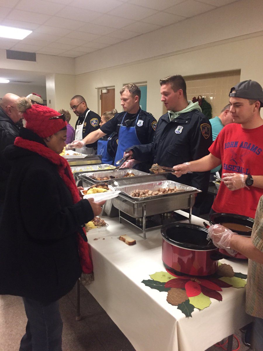 southbendpolice's tweet photo. "To serve, serve [food], and protect"
#firstunitedmethodist #downtownsoupkitchen https://t.co/9VNH27cbKX