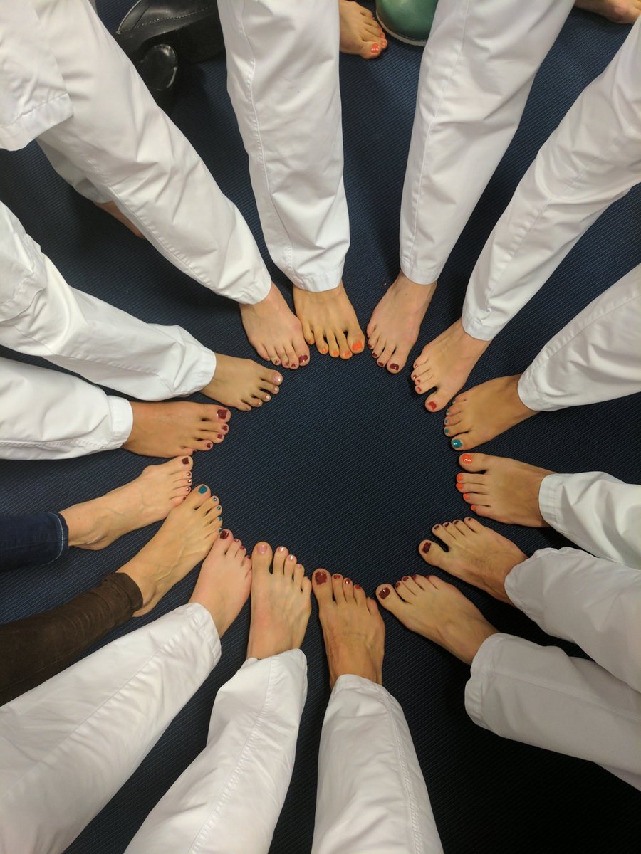 Vandaag hebben wij meegedaan aan de nagellak-challenge van #Tijn voor Serious Request door onze teennagels te lakken. #lakaan #SR16 #rdgg