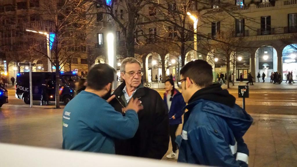 teleAfonica's tweet photo. #Alierta en la concentración de #Zaragoza. Imaginamos que no apoyándola. O igual ahora q ya no es el capo, ya sí. https://t.co/8li4SiEAM7