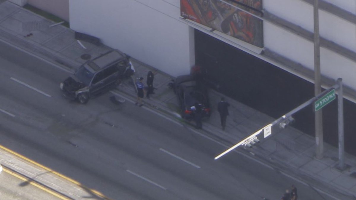 Pedestrians injured in crash near Sunset Place bit.ly/2hacfqd https://t.co/ZMtM56BQbe