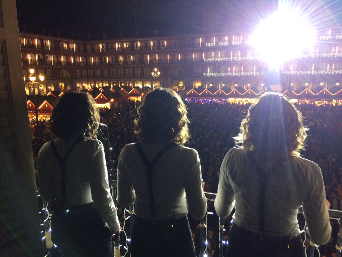 En directo desde la #PlazaMayor de #Madrid!!! 👯👯👯🎉🎉🎉🎄