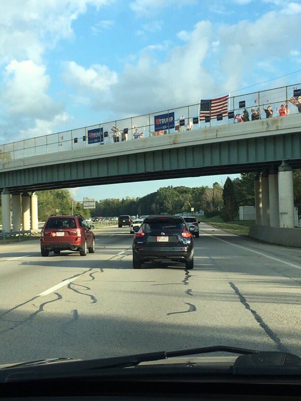laylatownsend3's tweet photo. Clowns spotted on bridge over I-275 E https://t.co/fri7W9Na3m
