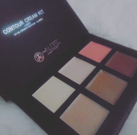 كونتور كريمي من انستازيا العجييييب 
ب35 ريال