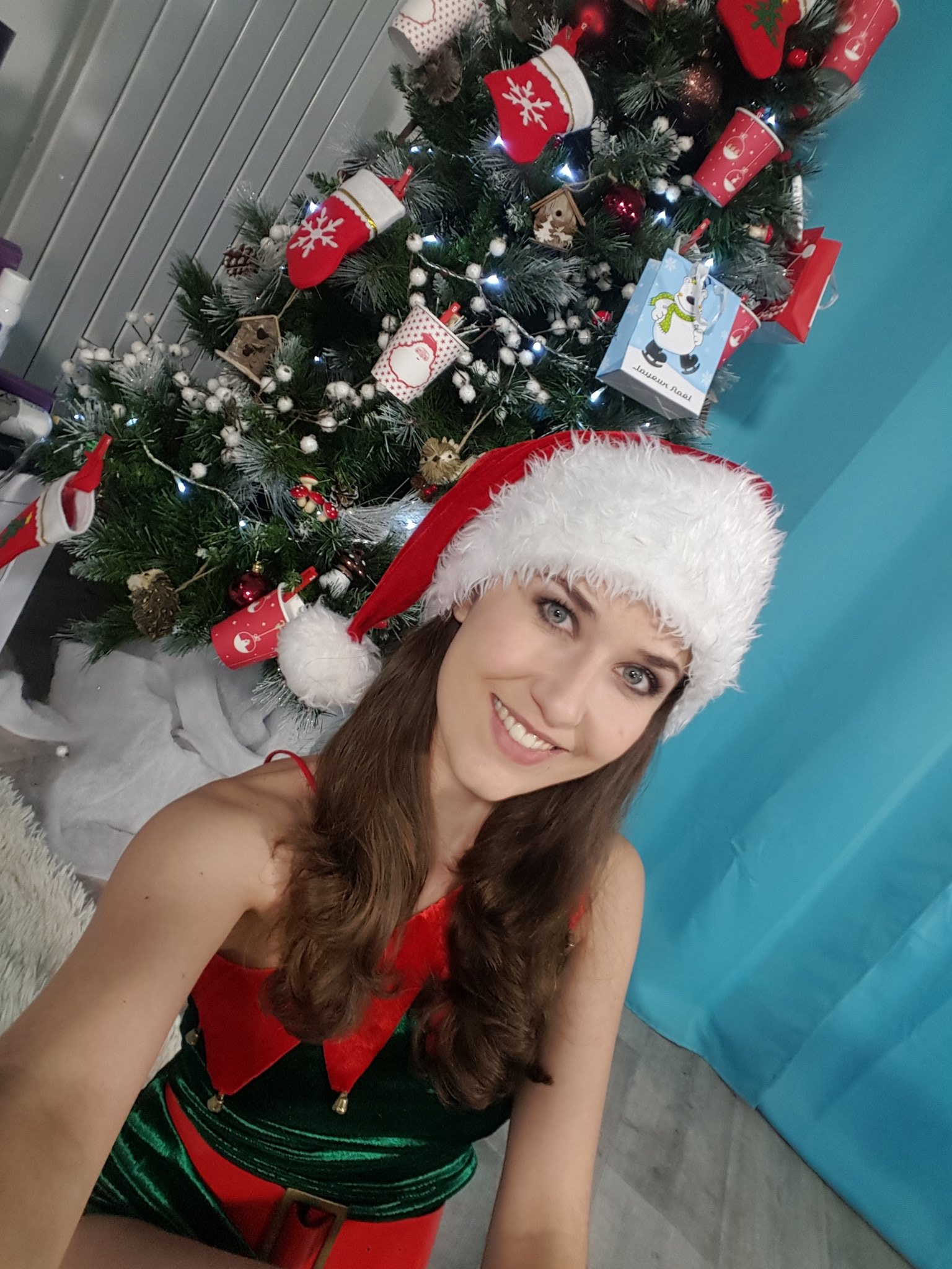 Ready les loulous? 🎁🎁🎁 rdv dans 25min sur https://t.co/1imE3V3I7R pour la cam de #Noël #kdo #camgirl