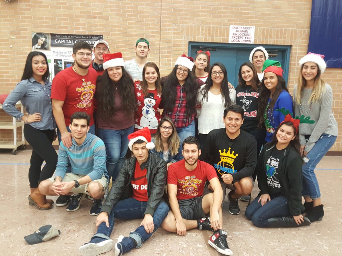 CatholicFYA's tweet photo. Catholic Fellowship of Young Adults teaming up with Our Lady of Sorrows Youth Group passing out gifts to families #Catholics #CFYA #LoveUp https://t.co/Y8qD8mDvJy