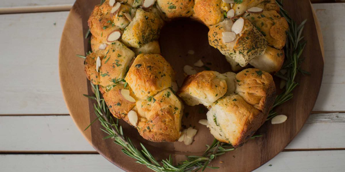 This #festive, savory bread #wreath is infused with dill, rosemary, garlic, cheddar, &amp; sliced almonds. Want some? ow.ly/VpOL3070iOb
