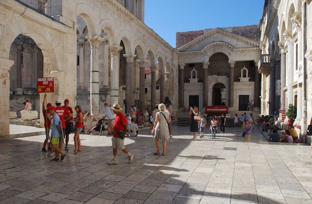 ticiaverveer's tweet photo. How life goes on in a ruined Roman palace https://t.co/8EJSUIPLgx #Croatia  Split https://t.co/Tx78v5K5Am