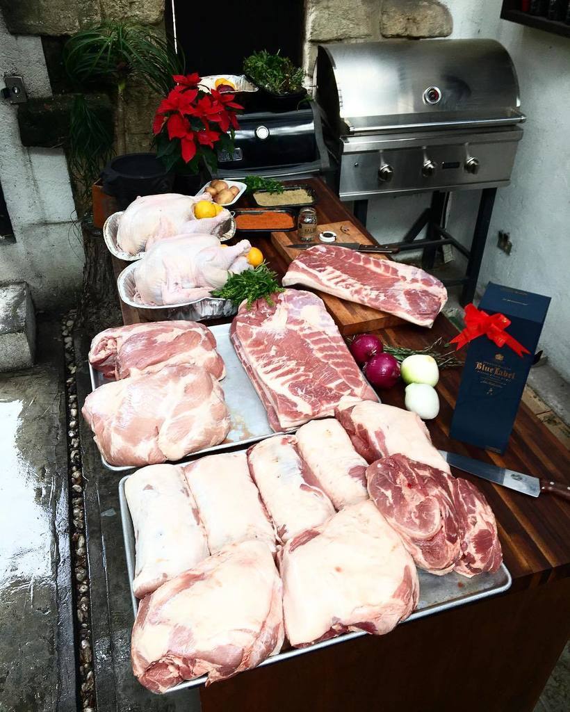 soyparrilleromx's tweet photo. Empezando para la cena de navidad #elfuegonosune pork belly. Porchetta. Pavos. Boston butt… https://t.co/1Gf6TZSQWg https://t.co/tZphEJi93j