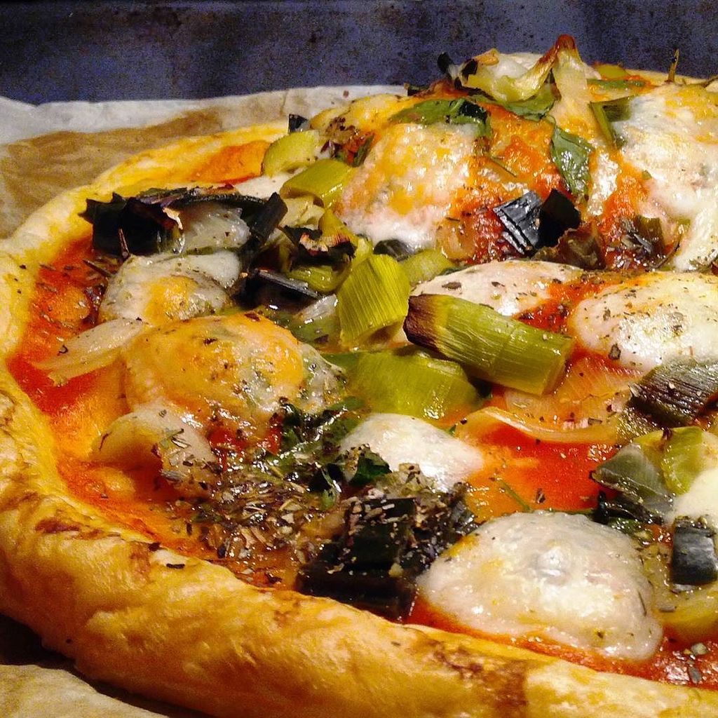 nadasto's tweet photo. #levendredicestpizza même si fausse #pizza
Poireaux romarin mozzarella
#pizzalover #instafood #franckmen #savoure… https://t.co/GfIvhQiccp
