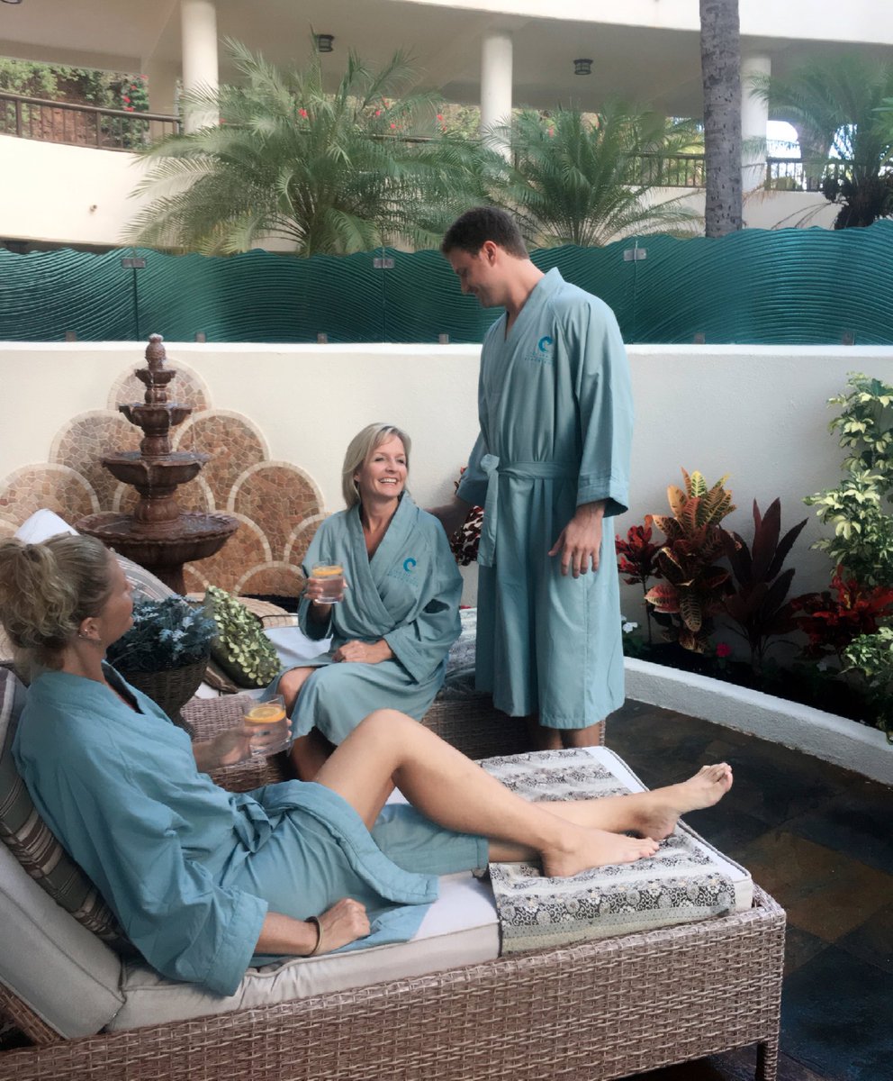 SpaBlackRock's tweet photo. #relax and enjoy beverages in our lounge before your #massage! #spamaui #mauispa https://t.co/jDLY2tAzKh