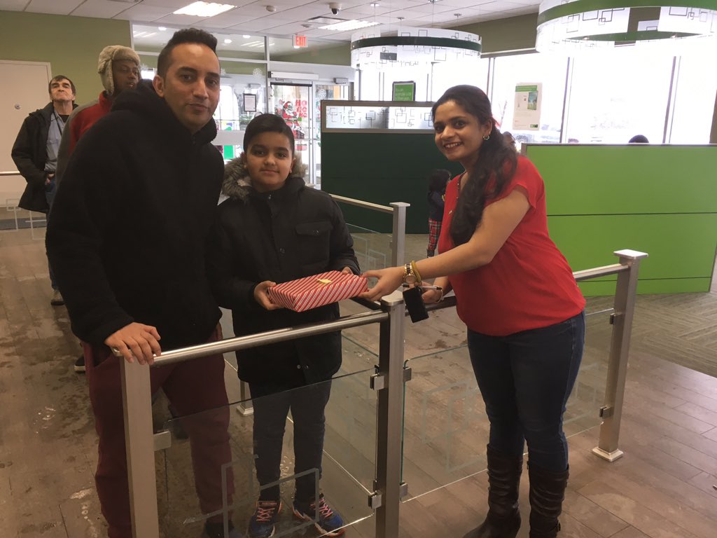 Surprise Christmas gifts give away to our amazing customers at London Town! @BrianGervais_TD @RussAnderson_TD <a href="/soodr2/">Rohit</a>