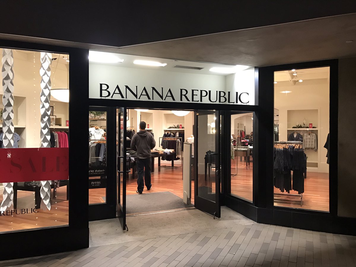 JeffMacke's tweet image. "Mall traffic" store specific. $EXPR 50% off, 90% empty. Like getting your pocket picked and ass kicked at the same time (bad) $GPS $CHS