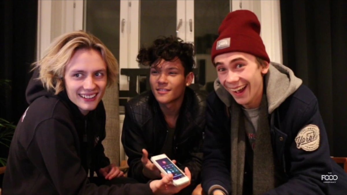 FOandOArgentina's tweet photo. NUEVO VÍDEO EN EL CANAL DE @thefooomusic go Check it out! Q&A! Talvez respondieron la tuya! ❤️ #Happy #FoooFriday https://t.co/sQ7I82w6J9 https://t.co/zek9ff0rXv