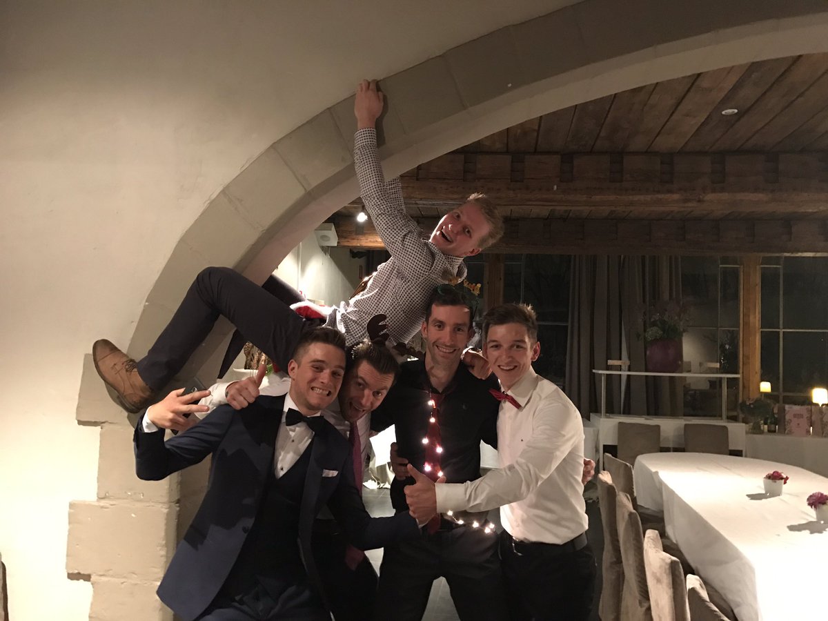 De @zjimmy_s zijn van de partij op <a href="/Toshvds/">Tosh Van der Sande</a> zijn trouwfeest! #atouchoffchristmas #zjimmies #juuuuu# freinkabelsdoor