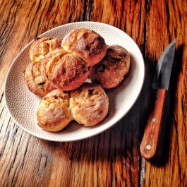 Heerlijk breekbroodje met appel en rozijnen(2 bollen) voor kerst ontbijt!  € 1,50