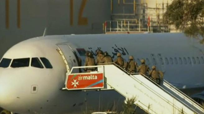AudioYa's tweet photo. Los secuestradores del avión libio desviado a #Malta el día de hoy se entregaron.
Los pasajeros y tripulantes fueron liberados. https://t.co/qe4f6CvfiF