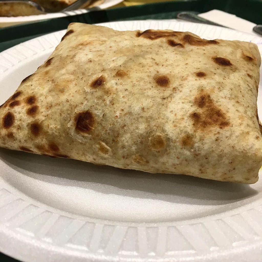 oneHubert's tweet photo. I just want to fucking cry right now. #islandfoods #roti #beenoverfivemonths https://t.co/2P9uFueQe1 https://t.co/iQ3MUu3Ab1