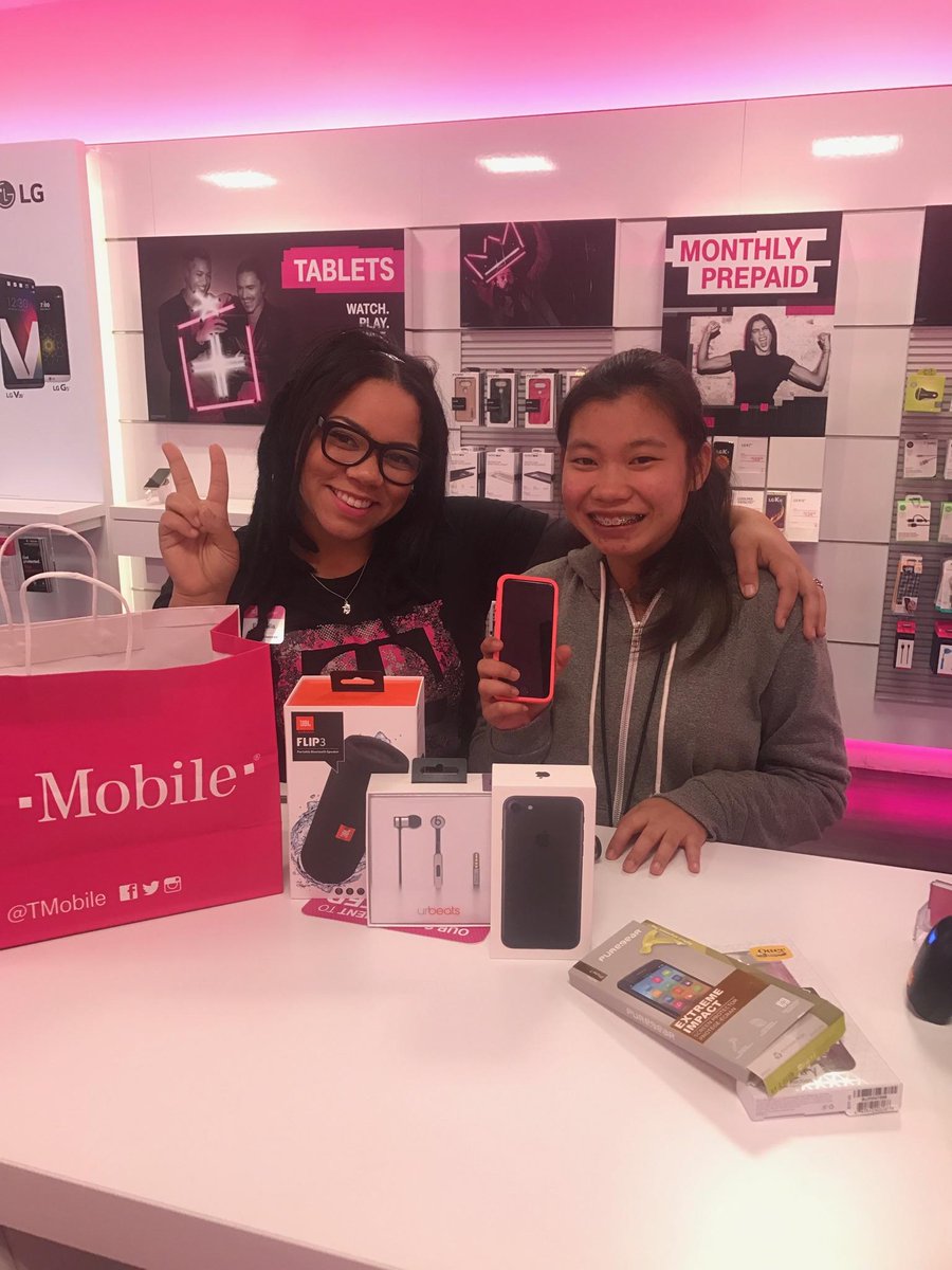 EsraeliaTMOBILE's tweet photo. Holiday bundle for a loyal customer 🎄☃❄ #edubnation #lethallathrop @krodrig212 @LathropChief @dabidthegoliath https://t.co/tksyueaArQ