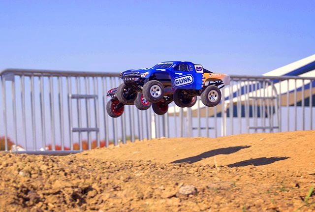 Traxxas Slash brings all the action home so you can experience the high-speed head-to-head competition at the track or in your own backyard.