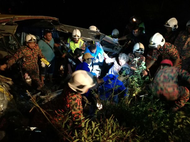 bharianmy's tweet photo. 1 pemandu &amp; 12 penumpang bas ekspress maut, manakala 17 lagi cedera selepas bas yang dinaiki terbabas ke dlm gaung di Pagoh, awal pg tadi. https://t.co/3Sd61ooiGv