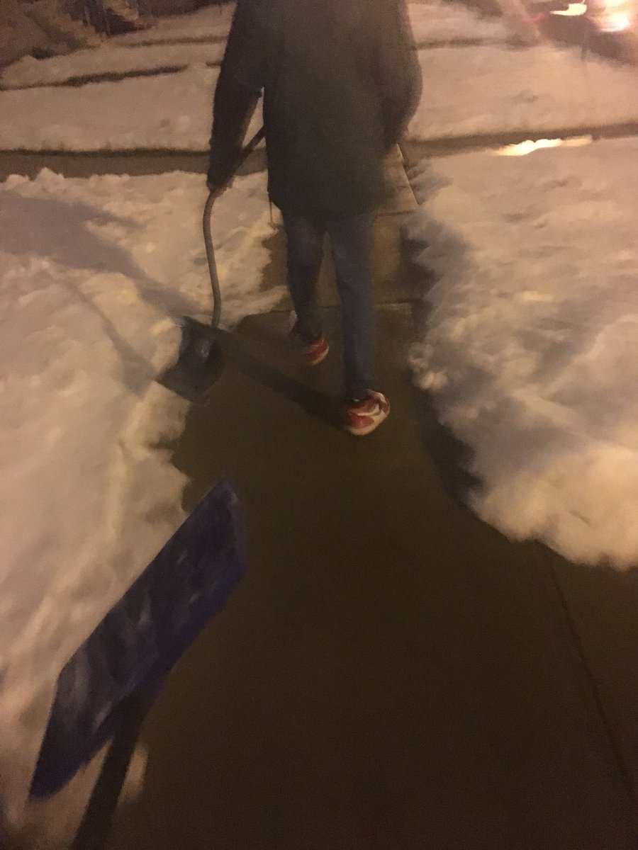ugly2211's tweet photo. me &amp; @BRENTRAMB0 just shoveled some snow for a pregnant. do these rappers be doing that? no 💅🏽💅🏽💅🏽💅🏽#dateaproducer https://t.co/vsB2NwYReU