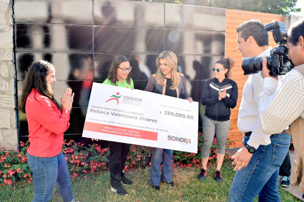 CODESONoficial's tweet photo. Rebeca Vlz. , Eva Gurrola, Paty Domínguez y Alejandra Valencia recibieron el reconocimiento hoy de manos de la Gobernadora @claudiapavlovic https://t.co/iXKfLWRwEv