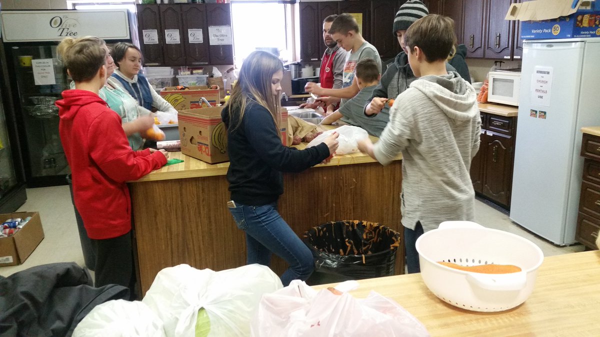 JoshRyanSports's tweet photo. Tonight on @NewcapTVNews
Students from Marwayne gave more than 150 bags of donated items to @OliveTreeLloyd
#yll #Christmas https://t.co/C68vvg2d3o