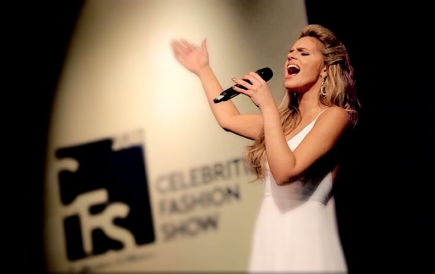 Sólo me bastaba escuchar su voz para que me hiciera feliz. 💫 #HappyBirthdayIsaCastillo