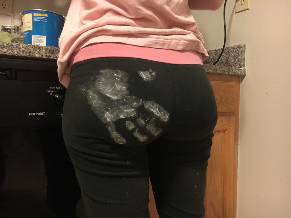 LFSpod's tweet photo. Nothing better this time of year than spending time with the wife, making cookies. https://t.co/fqWtfT8xa8