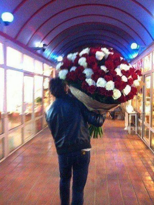 @Reneclan <<Sonríe de lado y con una floritura de su varita, realiza un Orchideus no verbal. Y le ofrece el ramo a la chica>>
-Estoy (+)
