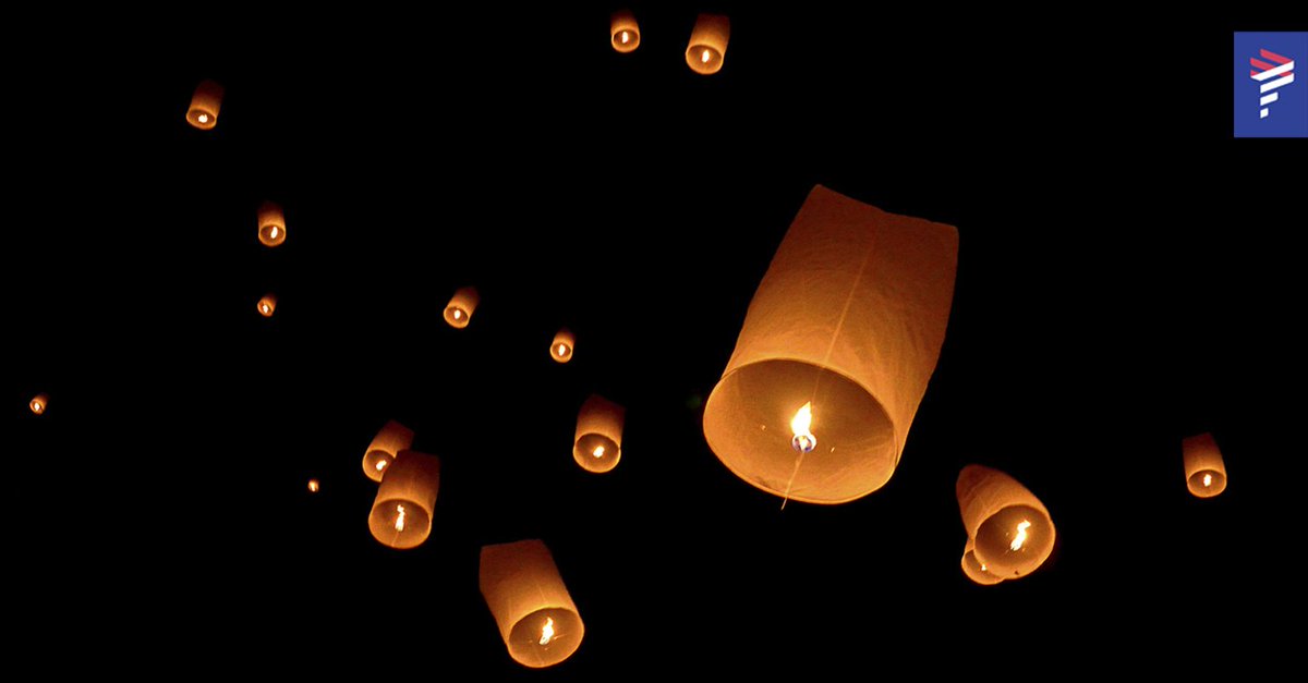 LATAM_ES's tweet photo. Los globos de papel iluminan las noches navideñas en #Argentina. ¡Precioso! ¿Cuál es tu tradición favorita de la #Navidad? https://t.co/ceDpZfCvNP