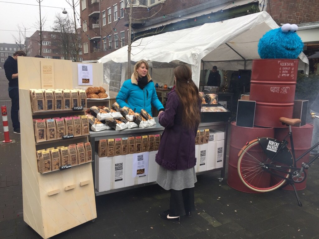 Zelfs Koeckiemonster vindt de oliebollen van <a href="/Koeckebacker/">Koeckebackers</a> lekker. Te halen bij @barbaarsch in Amsterdam