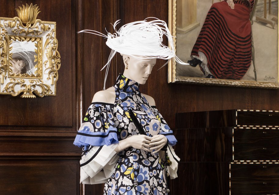 ktwonguk's tweet photo. One-of-a-kind outfits made by #Shanghai-based #artist and designer #HanFeng, based on the designs of Viennese fashion designer Emilie Flöge. https://t.co/bRawb2eLZy