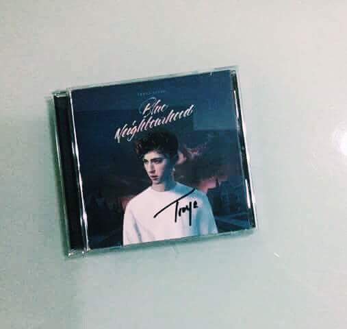 TroyeSivanPH's tweet photo. Baby beans! Who wants this signed Blue Neighbourhood album? You can win this at #LitFandomParty2017! Hinawakan 'to ni Troye 😉. Habol na! https://t.co/qu5t6GnJdw