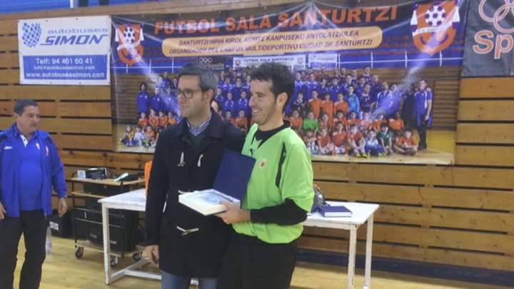Ahí tenemos a Dani Goñi recogiendo el trofeo de Campeones como capitán del combinado Navarro.