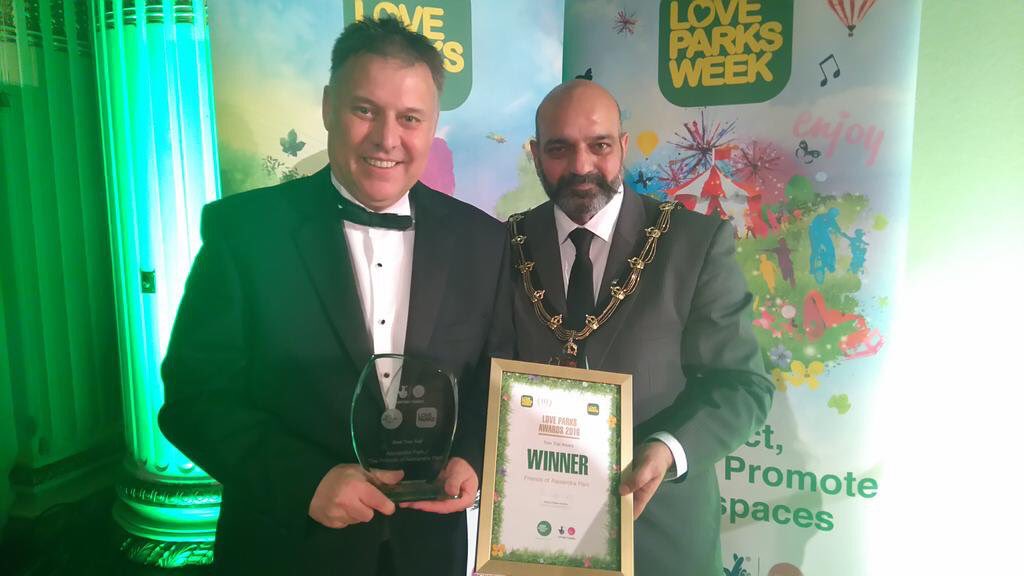TiCLme's tweet photo. A big thank you to @LoveParks_Week @KeepBritainTidy for the March Conference

Meeting friends and #TreeTrail winners!

#TiCL2016 https://t.co/ncwmnnjX3y