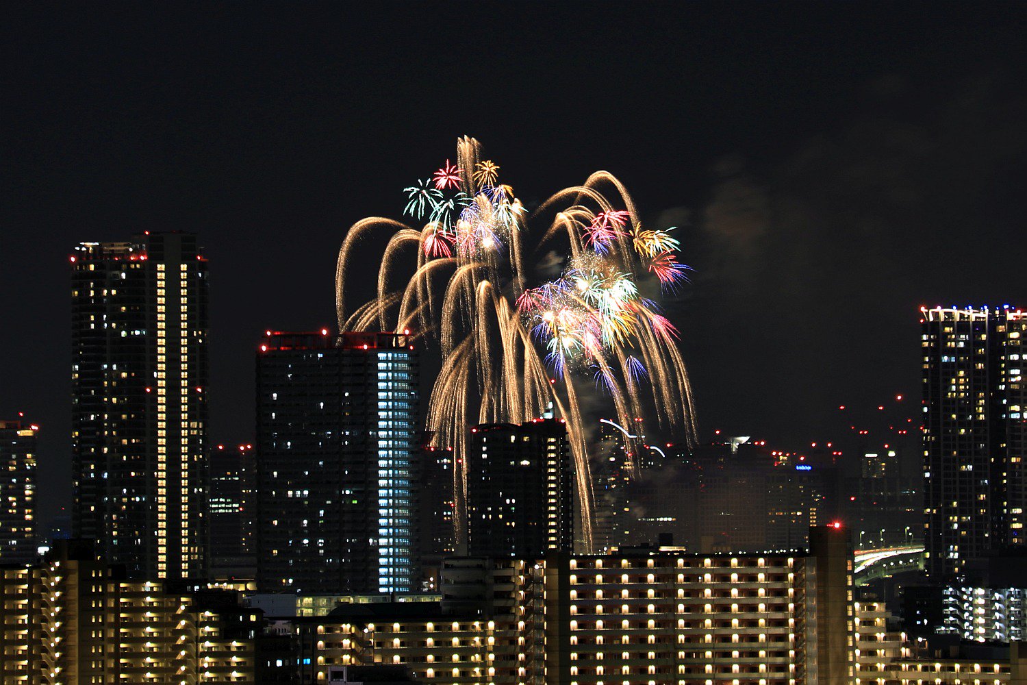 中谷幸司 16年12月31日大晦日のお台場レインボー花火16です 江戸川区の自宅から撮影しました 大晦日に花火っていいですね T Co Sbunh7mrp6 Twitter