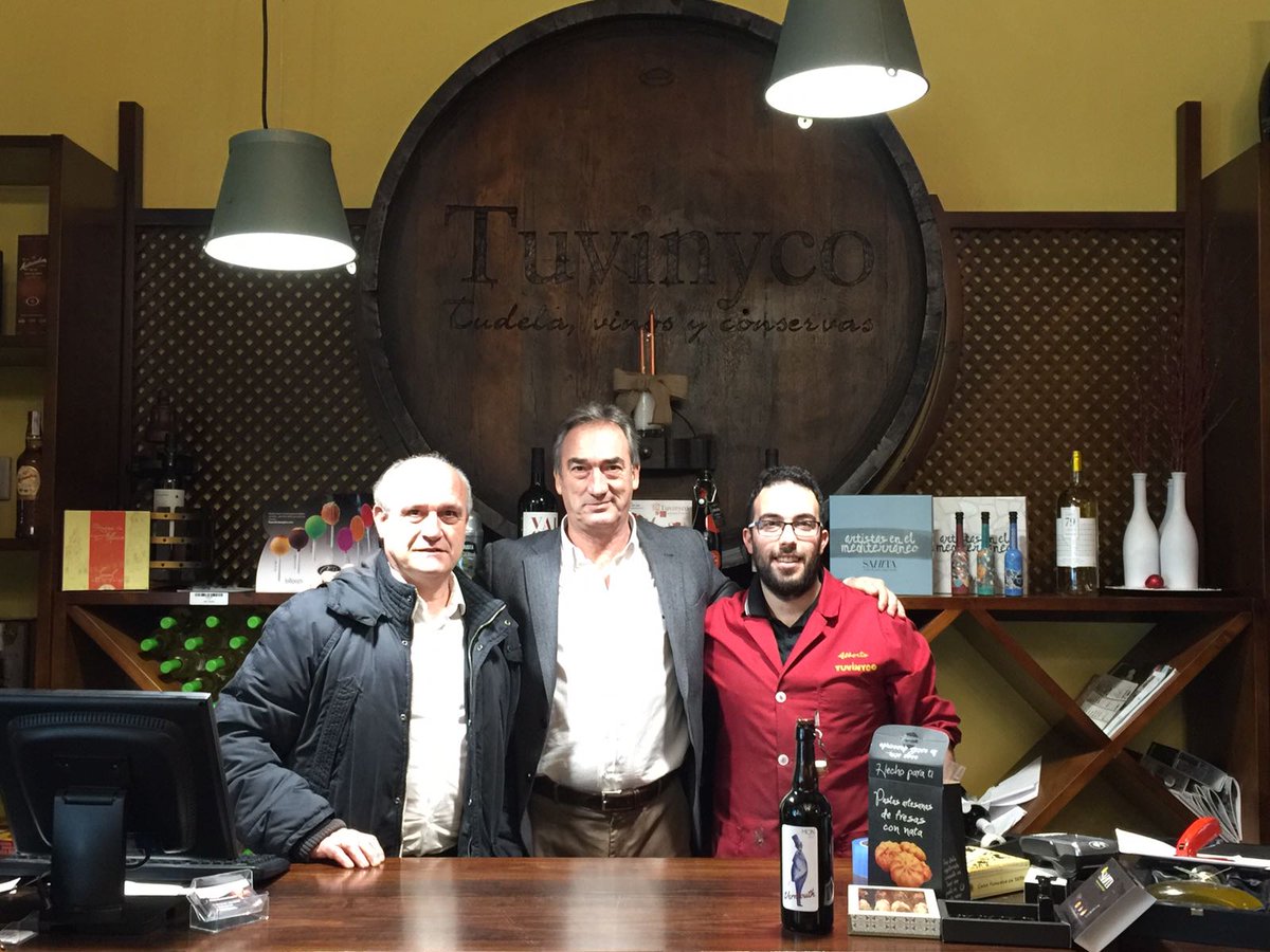 Tuvinycoo's tweet photo. Un gusto recibir en nuestra casa @Tuvinycoo, a Javier Lozano, presidente de la@LNFS89 y a Jose Luis Ruiz, presidente del @RiberaNavarraFS https://t.co/LjmglmB5hA