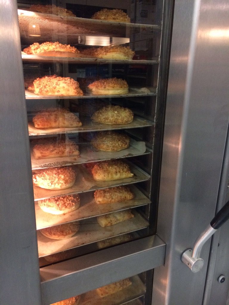 De backers zijn al in de vroege uurtjes voor u begonnen met het balken van oliebollen en appelflappen! <a href="/hans0251/">knocked.eth</a> @RobSleddens <a href="/Koeckebacker/">Koeckebackers</a>